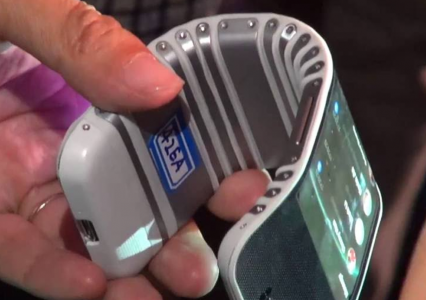 Lenovo prezentuje smartfon, który owiniesz wokół ręki i tablet, który złożysz jak papier