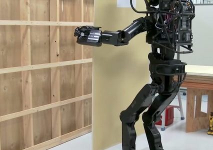 Ten japoński robot-budowlaniec jest w stanie postawić ścianę
