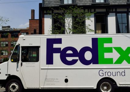 Hej Fedex, czy zostawienie paczki pod drzwiami równe jest jej doręczeniu?