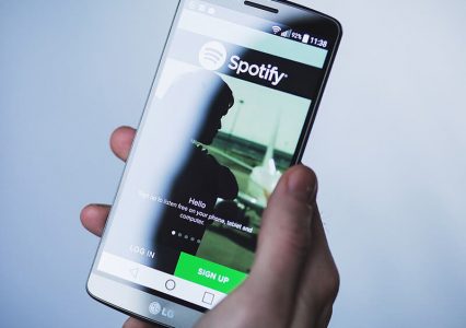 Spotify testuje udostępnianie kart z cytatami z podcastów, ale firma i tak ma straty finansowe