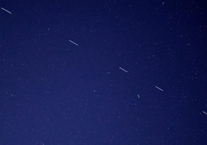 Dzisiaj pod wieczór spójrzcie w niebo: satelity Starlink przelecą nad nami, będzie widowiskowo! [26.02.2021]