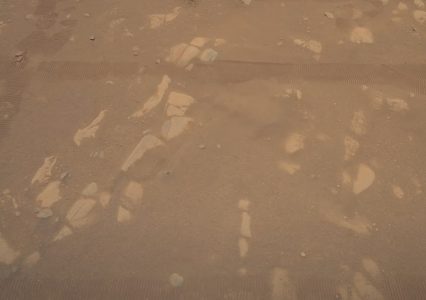 Kolejny lot drona na Marsie za nami – tym razem otrzymaliśmy fotki wykonane przez niego w wysokiej rozdzielczości