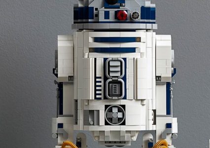 R2-D2 i hełm Vadera od LEGO z okazji 50. urodzin Gwiezdnych Wojen