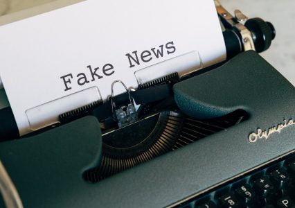 Google walczy z fake news. Chyba że na nich zarabia, wtedy są ok