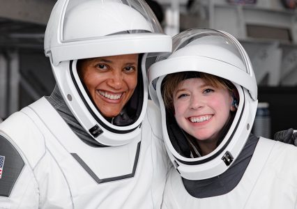 Kosmiczne to brzmi infantylnie – pierwsi turyści-astronauci od SpaceX zaprezentowali swoje stroje