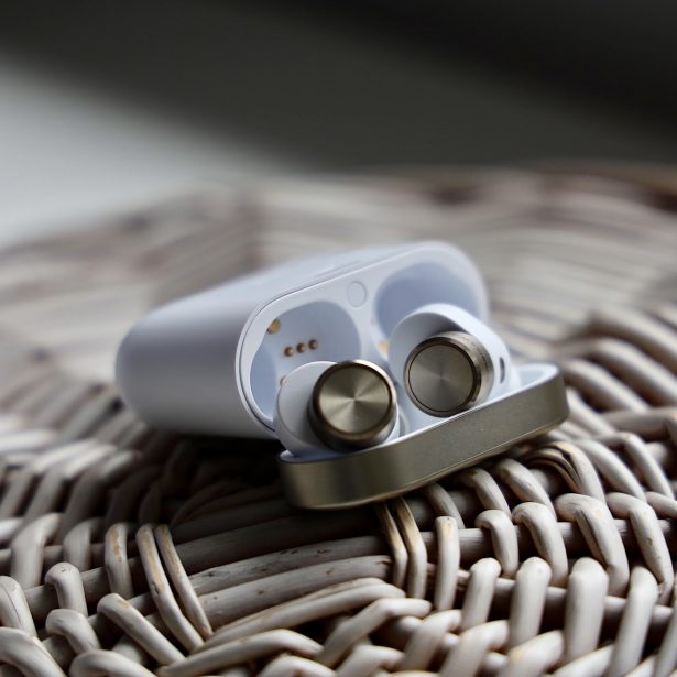Samsung właśnie stał się właścicielem Bowers & Wilkins, Denon, Marantz, Polk Audio i kilku innych 5 Samsung na zakupach. Przejmuje Bowers & Wilkins od wroga Apple