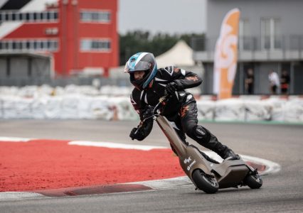 Hulajnoga YCOM S1-X rozpędzi się do 100 km/h. Nie po chodniku — po torze, podczas wyścigu!