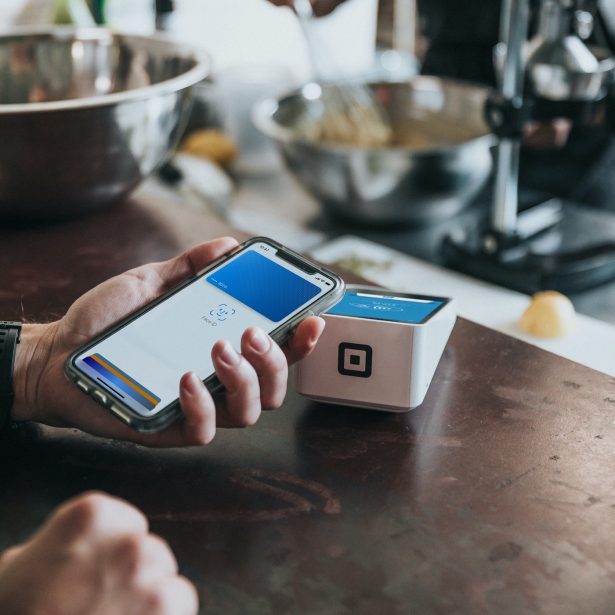 Masz podpiętą do iPhone kartę Visa? Uważaj na możliwość kradzieży!