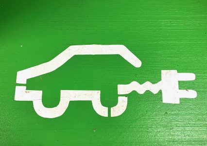 Auta elektryczne w Polsce: coraz więcej zielonych tablic na naszych drogach