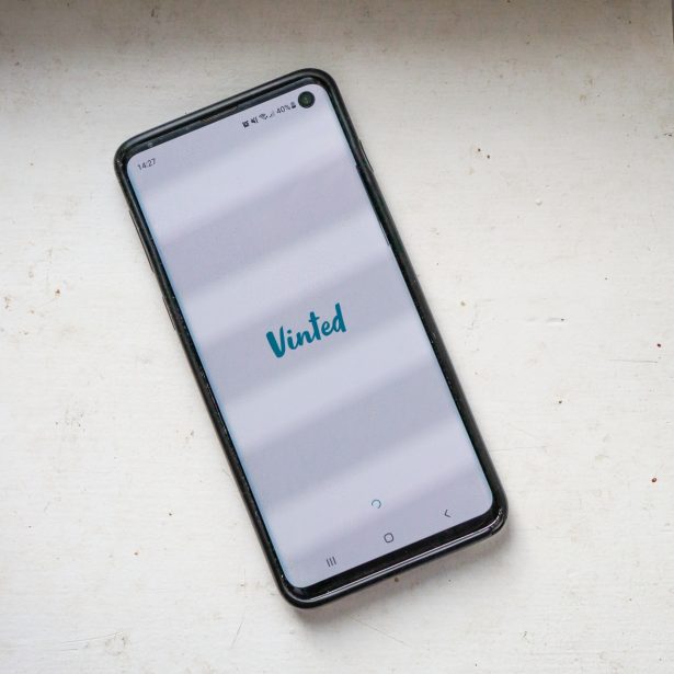 UOKiK zbada niejasne zasady sprzedaży w aplikacji Vinted