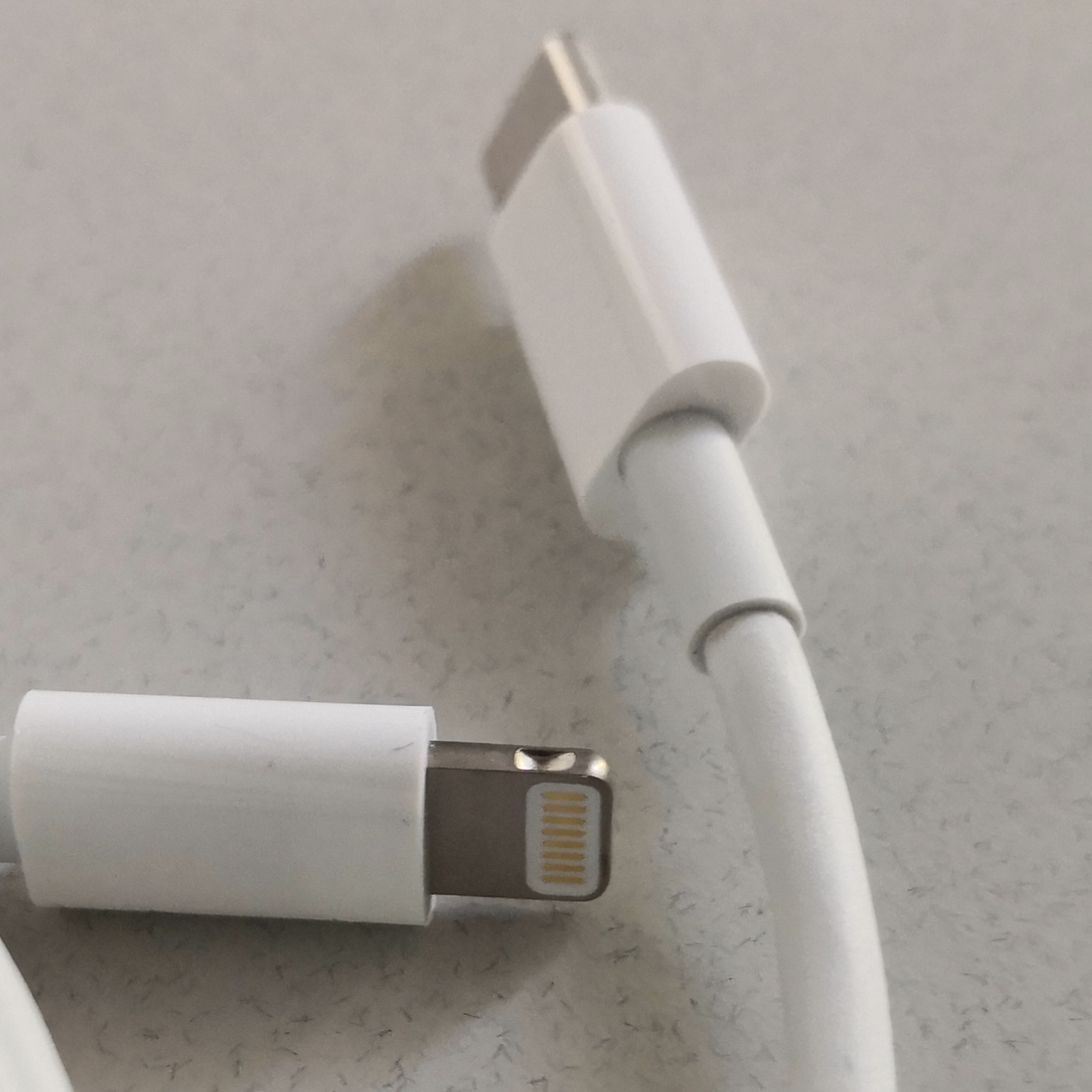 iPhone z USB-C wystawiony na aukcji. Cena zwala z nóg!