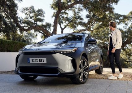 Elektryczna Toyota bZ4X oficjalnie. Chciałoby się krzyknąć nareszcie!