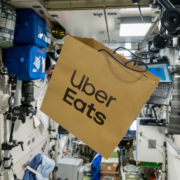Uber Eats realizuje pierwszą dostawę jedzenia w kosmos