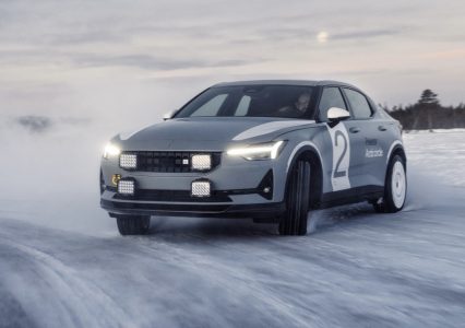 Jazda 470-konną wersją Polestar 2 w podbiegunowych testach, wygląda jak dobra zabawa. Zobacz krótki film, bo jest zjawiskowy!