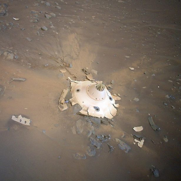NASA pokazuje zdjęcia szczątek z lądowania Perseverance na Marsie