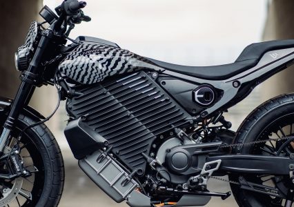 Harley Davidson właśnie pokazał nowy elektryczny motocykl LiveWire S2 Del Mar. Jest znacznie tańszy, dużo lżejszy, nadal szybki i zjawiskowo piękny!
