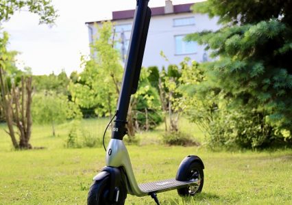 JIVR Scooter Plus – elektryczna hulajnoga od polskiej firmy, która ma związek z Bentley, Tesla i Netlix! (pierwsze wrażenia)