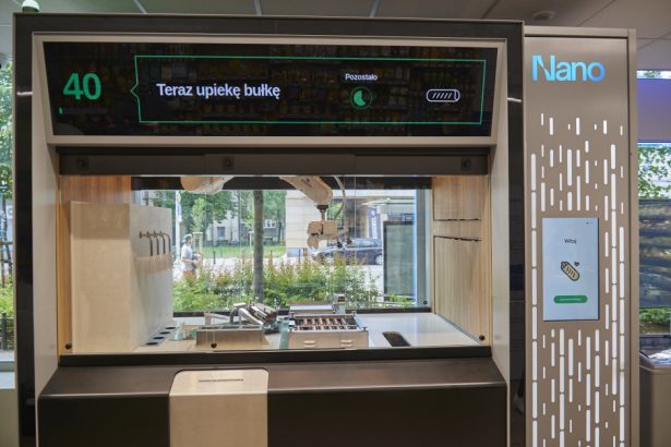 Robot Robbie w punkcie Żabka Nano wydał już ponad 1000 hot-dogów. Witamy w polskim Skynecie.