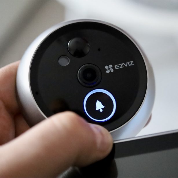 Mój stary oszalał, raz dzwonił raz nie. Zastąpił go więc EZVIZ DP2C – bezprzewodowy dzwonek z ekranem i monitoringiem w telefonie [pierwsze wrażenia]