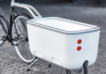 Biomega EIN — mała przyczepa do roweru, która ma dodatkowo elektryczny silnik. Przewiezie zakupy, a nawet dwójkę dzieci