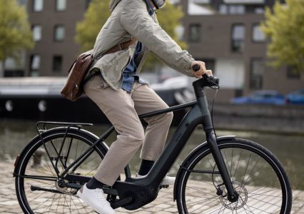 Flagowy Decathlon BTwin Long Distance 920 E Connected — elektryczny silnik zintegrowany z automatyczną skrzynią, GPS i spora bateria