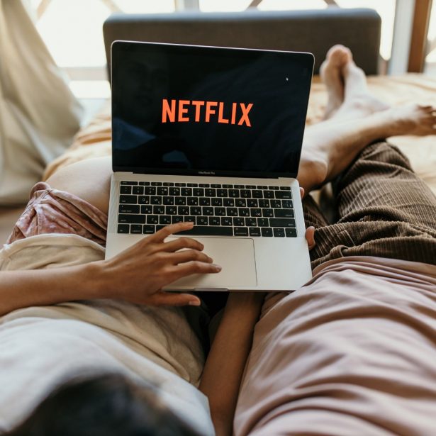 Na Netflixie polski content zaleje platformę. Serwis ogłasza nowe inicjatywy, w tym kolejną „mokrą” wizję Jana Holubka
