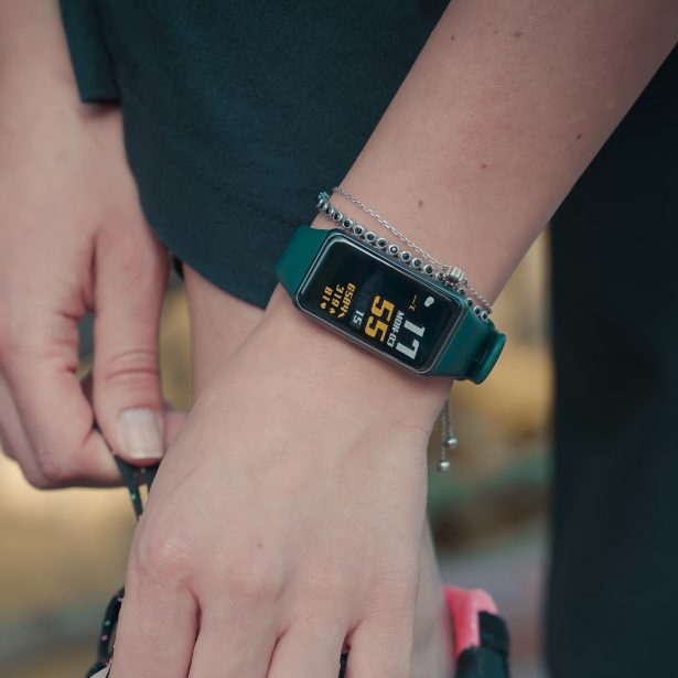 Najlepsze opaski fitness 2022 roku. TOP 5 modeli, którymi warto się zainteresować