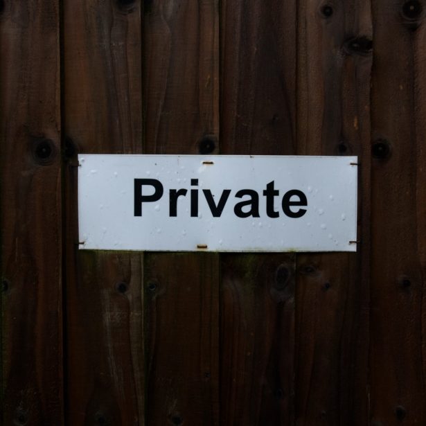 Polski rząd z dostępem do Twoich maili i komunikacji na Messengerze – idą zmiany w prawie