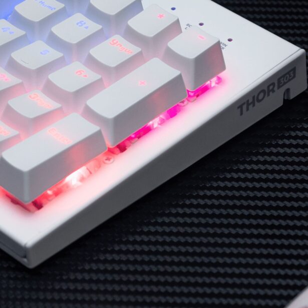 Genesis Thor 303: dyskotekowa klawiatura mechaniczna w klimacie disco