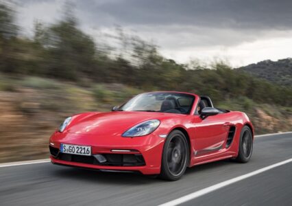 Elektryczne Porsche Boxter EV złapane pod ładowarką — całkiem szybkie ładowanie i po raz pierwszy napęd na 4 buty