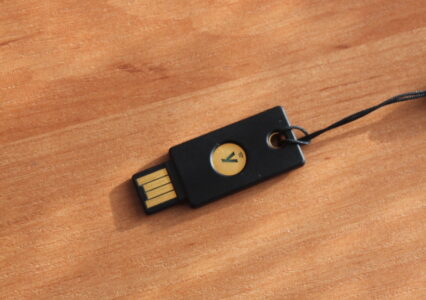Spora część mojego życia jest oparta na cyfrowych usługach, dlatego korzystam z YubiKey