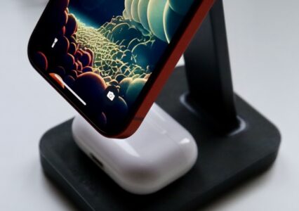 Mophie Snap+ charging stand pad – ładowarka 2w1, która ozdobi Twoje biurko