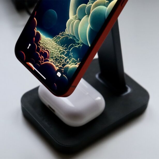 Apple ma patent na bezprzewodowe ładowanie zwrotne. Zrobi to wyświetlaczem