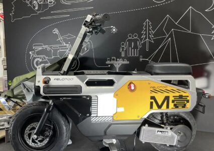 FELO M One — inspirowany kultową Hondą, elektryczny, cyberpunkowy składany motocykl, który wpakujesz do bagażnika