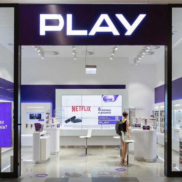 Play w domu i poza domem – nowa telewizja i nowy światłowód w ofercie fioletowych