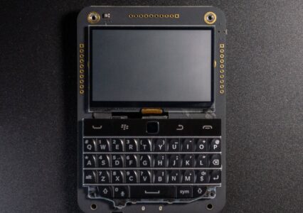 Beepberry – mikrokomputer z Raspberry z klawiaturą Blackberry dla hakera od twórcy zegarka Pebble