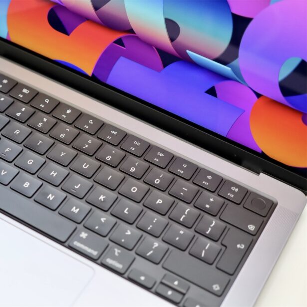 Nowy MacBook Pro M3 Pro i M3 Max na zdjęciu. Premiera już za kilka dni