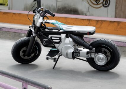 BMW CE 02 to nowy elektryczny motocykl w klasie 125 cc. Ma 90 km zasięgu i kosztuje 45 tys. zł