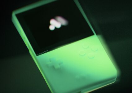 Analogue Pocket będzie dostępna w kolorze świecącym w ciemności. Półki producenta też świecą, ale pustką