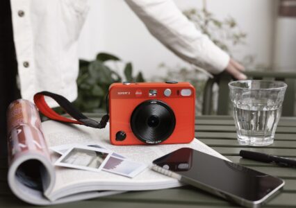 Leica SOFORT 2 – może i bardziej plastikowa od FUJI, ale przynajmniej dwa razy droższa