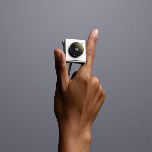 Opal Tadpole to kamera do laptopa stworzona z myślą o noszeniu. Wyciszysz ją jednym ruchem