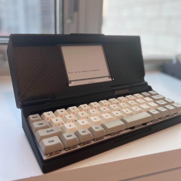 The Wrench mikrokonsola jak paczka zapałek z tylko jednym przyciskiem 5 ZeroWriter – maszyna do pisania z ekranem e-ink, którą zrobisz sam. Idealny projekt na długie zimowe wieczory