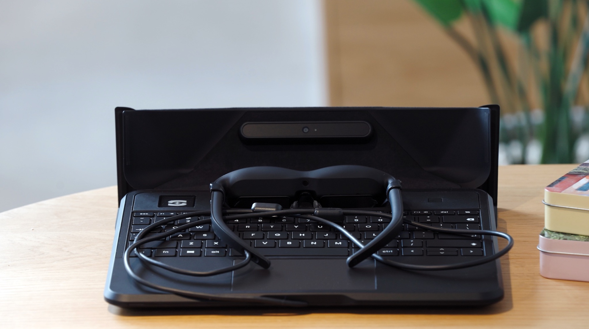Sightful Spacetop to laptop z okularami AR zamiast wyświetlacza. Trochę kosztuje, ale pomysł jest ciekawy 18 Sightful Spacetop