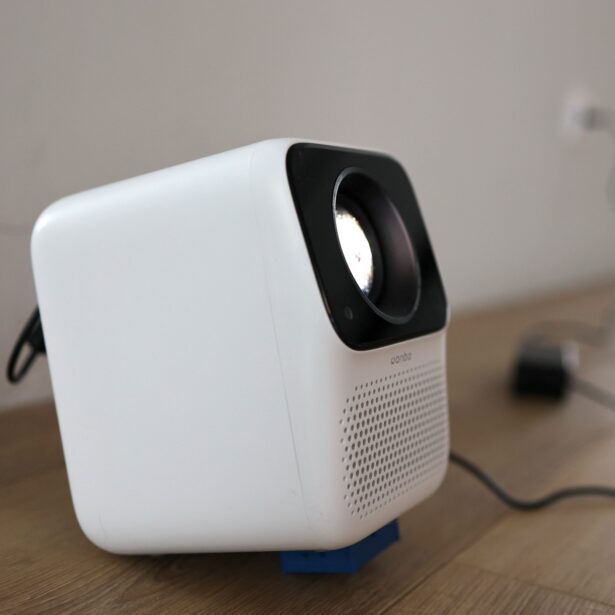 Mini projektor Wanbo T2 Max to najlepszy gadżet dla… moich dzieciaków