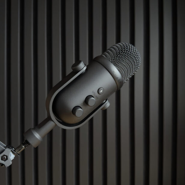 RAZER Seiren V2 PRO w naszych rekach – sprawdzamy, jak działa dynamiczny mikrofon dla streamerów
