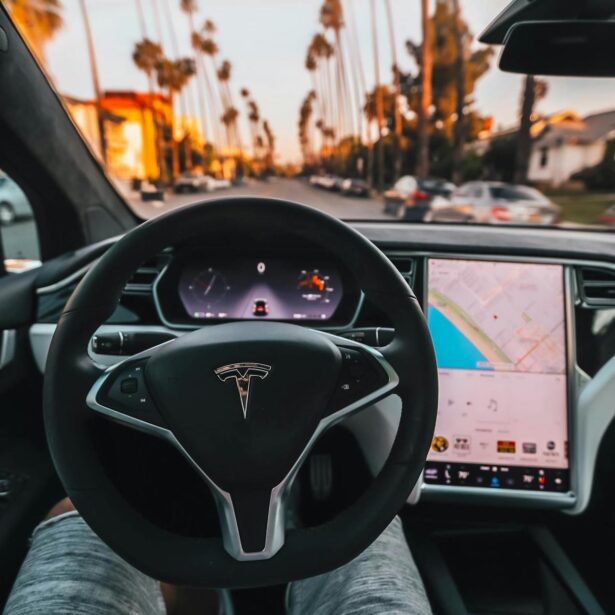 Unia Europejska zakaże dużych ekranów dotykowych w samochodach?