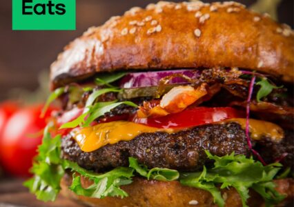 Ile ton burgerów zjedli Polacy w 2023 roku? Uber Eats z okazji Dnia Burgera publikuje intrygujące statystyki