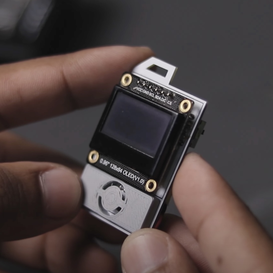 The Wrench mikrokonsola jak paczka zapałek z tylko jednym przyciskiem