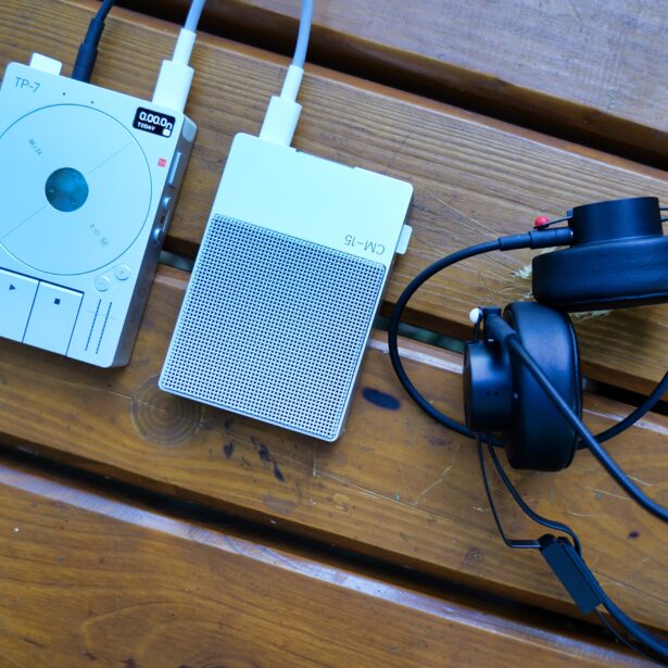 Czy można nagrywać podcast w plenerze? A można, jak najbardziej… jeszcze jak! Mobilne studio nagraniowe od teenage engineering