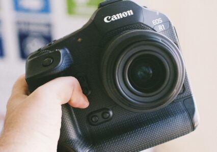 Canon wprowadza obsługę blokady hasłem dla 10 aparatów z serii EOS R
